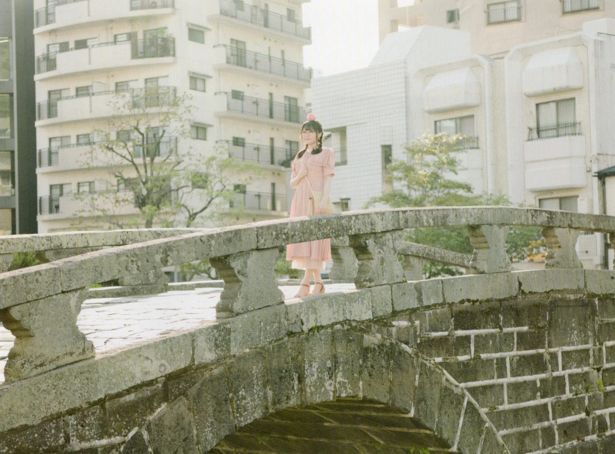 写真集「Apiacere」眼鏡橋の上のカット(麻倉もも)