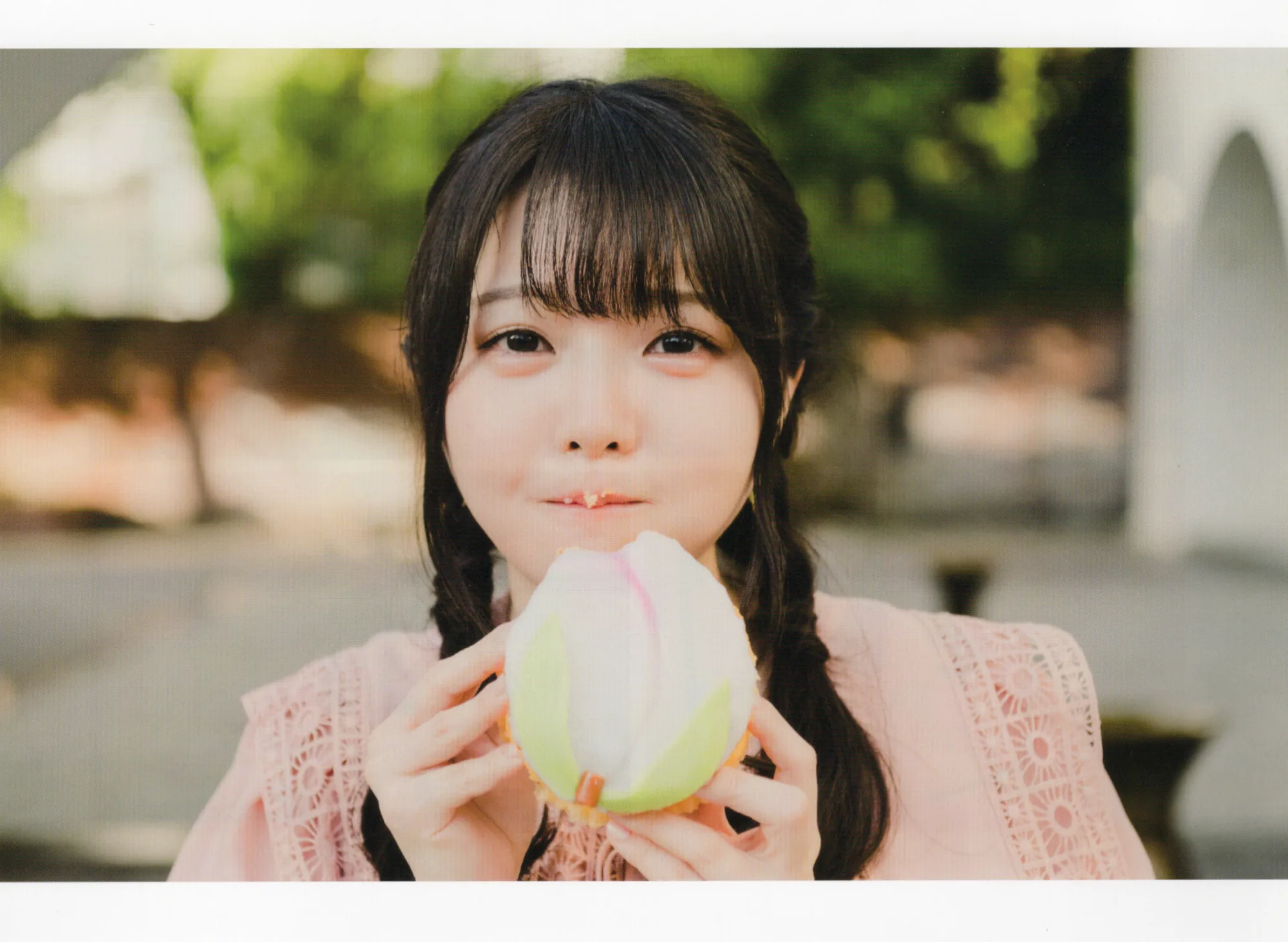 写真集「Apiacere」桃カステラを頬張るカット(麻倉もも)